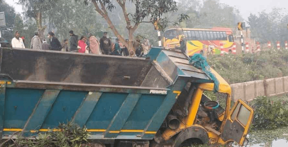 নওগাঁয় ডাম্প ট্রাকের চাপায় নিহত ৫