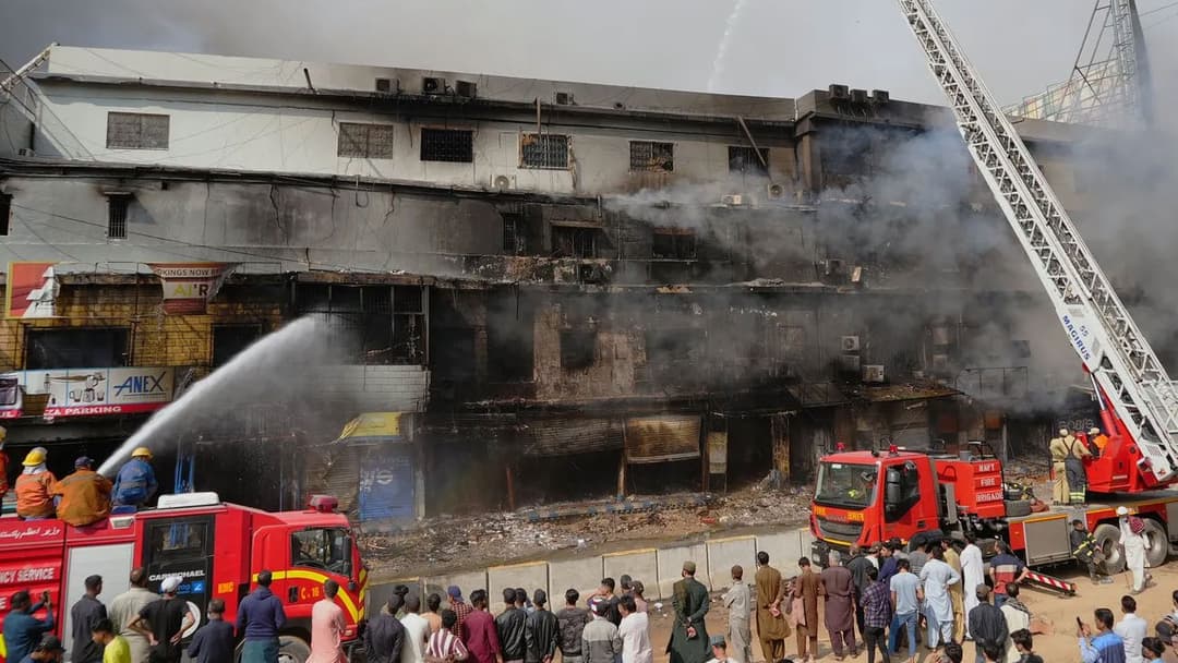 পাকিস্তানে শপিং সেন্টারে আগুনে নিহত বেড়ে ৬০