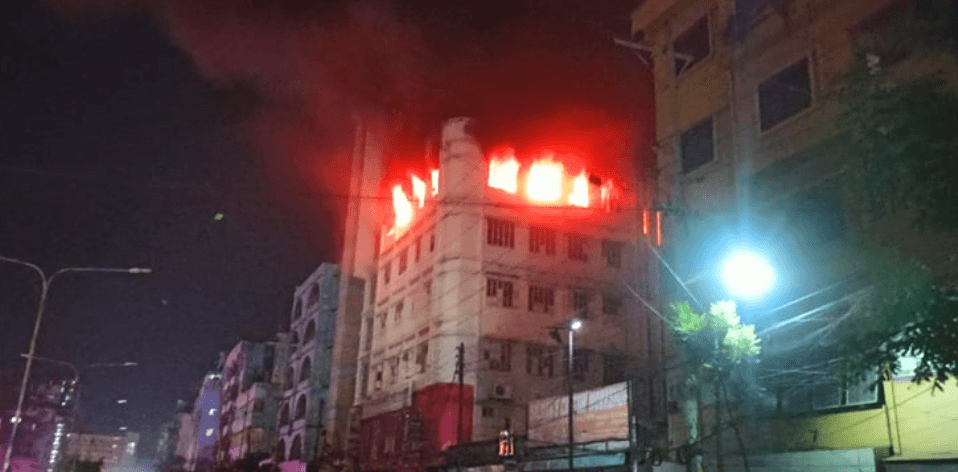 কালশীতে ছয়তলা ভবনে আগুন, নিয়ন্ত্রণে ফায়ার সার্ভিসের ৬ ইউনিট
