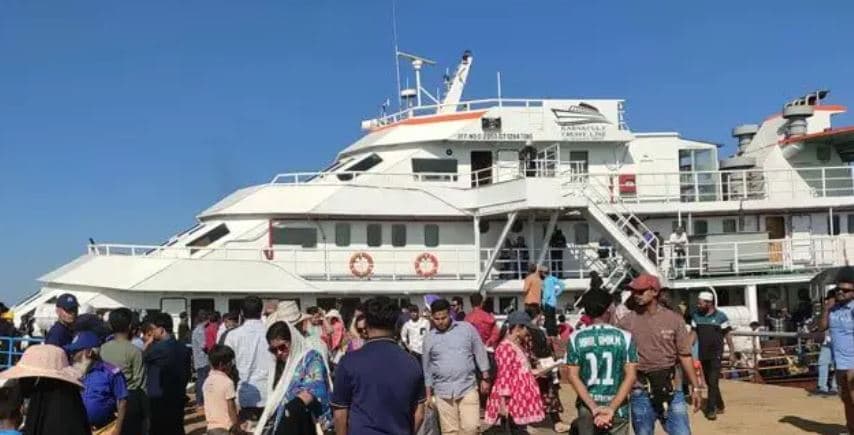 ৯ মাস পর সেন্টমার্টিনে জাহাজ চলাচল শুরু, ফুল দিয়ে বরণ পর্যটকদের