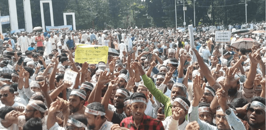কালো পতাকা মিছিল করলেন অনশনরত শিক্ষকরা, শহীদ মিনার ছাড়বেন না