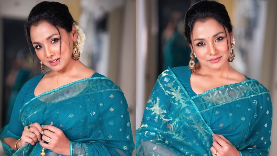 জামদানিতে নজর কাড়লেন রুনা খান