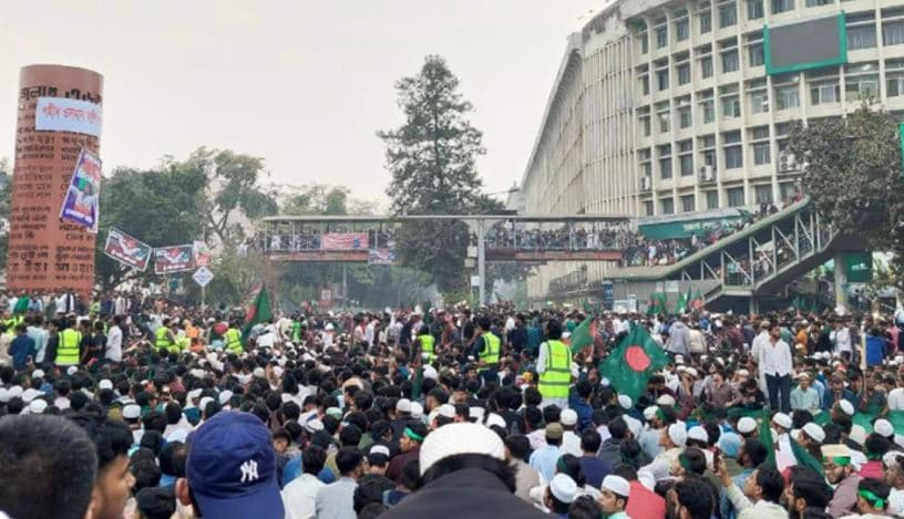 স্বরাষ্ট্র উপদেষ্টার পদত্যাগে ২৪ ঘণ্টার আলটিমেটাম, স্লোগানে উত্তাল শাহবাগ