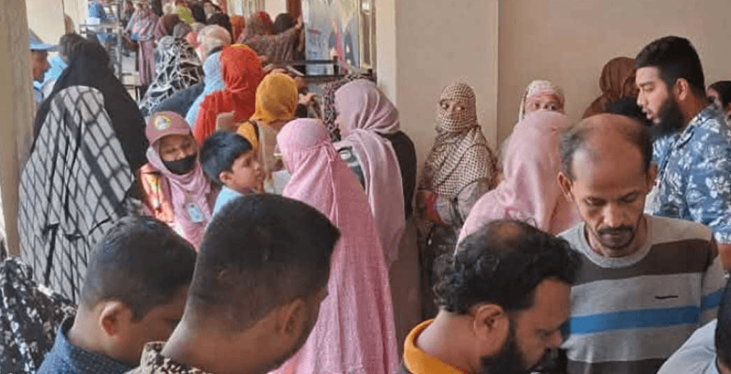 সকাল শান্ত, দুপুরে উৎসবমুখর ভিড় ভোটকেন্দ্রে, দীর্ঘ সারি