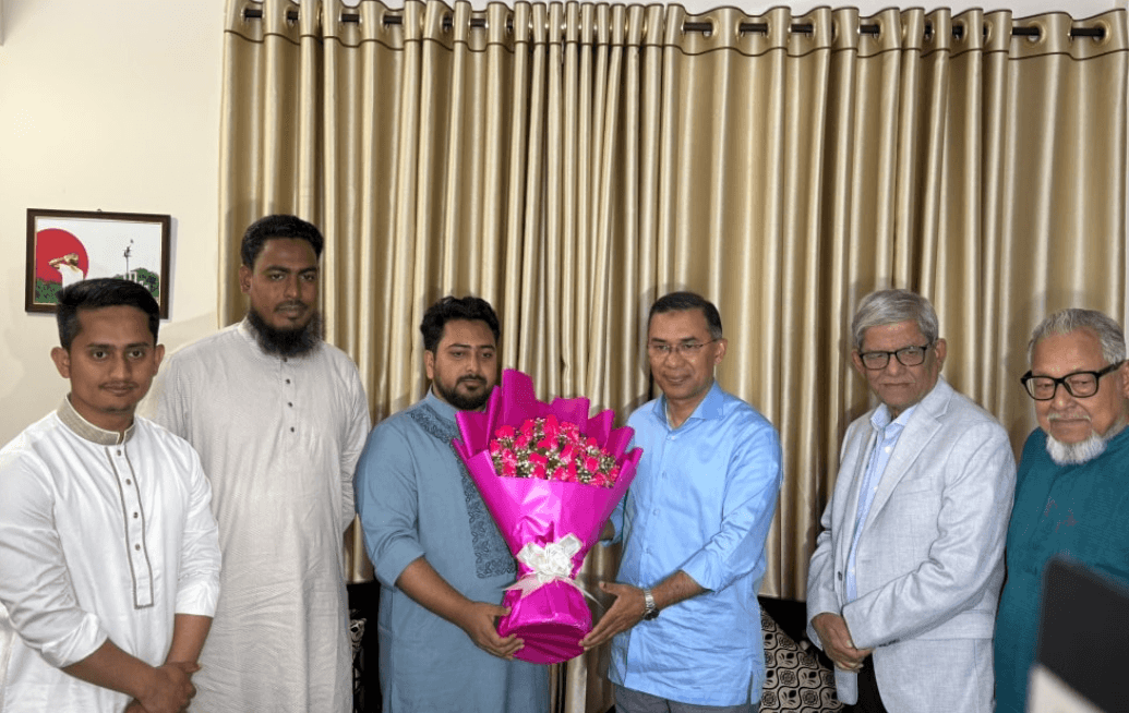 নাহিদের বাসায় ৪৫ মিনিট তারেক, বুকে টানলেন নাহিদ-সারজিসকে