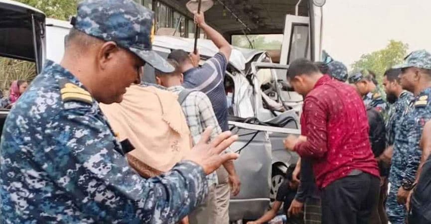 রামপালে বাস–মাইক্রোবাস সংঘর্ষে শিশুসহ নিহত ১৩