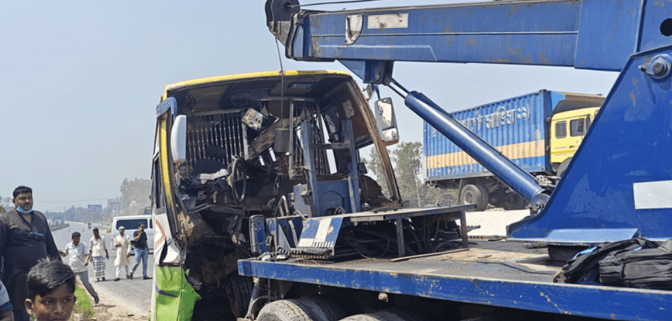 সিরাজগঞ্জে বাস দুর্ঘটনায় নিহত ৩, আহত অন্তত ১০