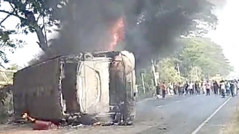 অটোরিকশা-মোটরসাইকেল সংঘর্ষে বাসে আগুন, নারী ও শিশুসহ নিহত ৪