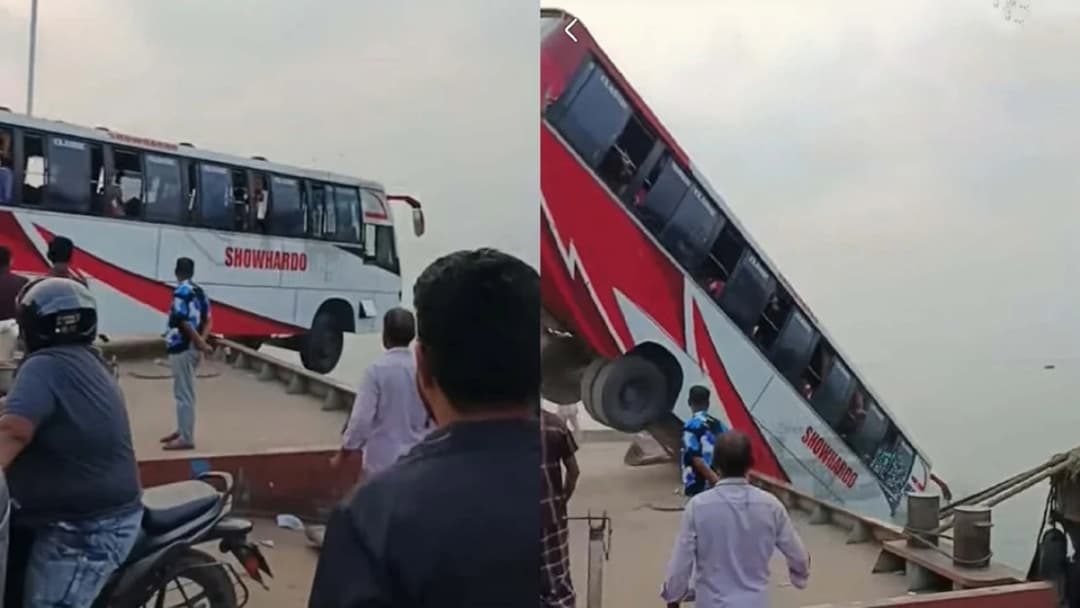 নিয়ম না মেনে আগের মতোই ফেরিতে উঠছে বাসগুলো