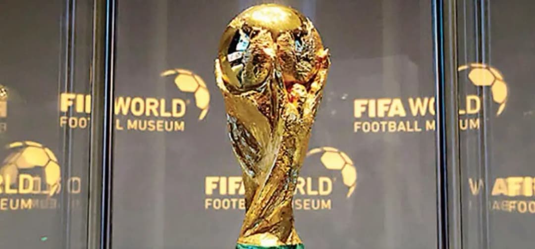 বাংলাদেশে এলো বিশ্বকাপ ট্রফি, সঙ্গে ব্রাজিলের গিলবার্তো সিলভা