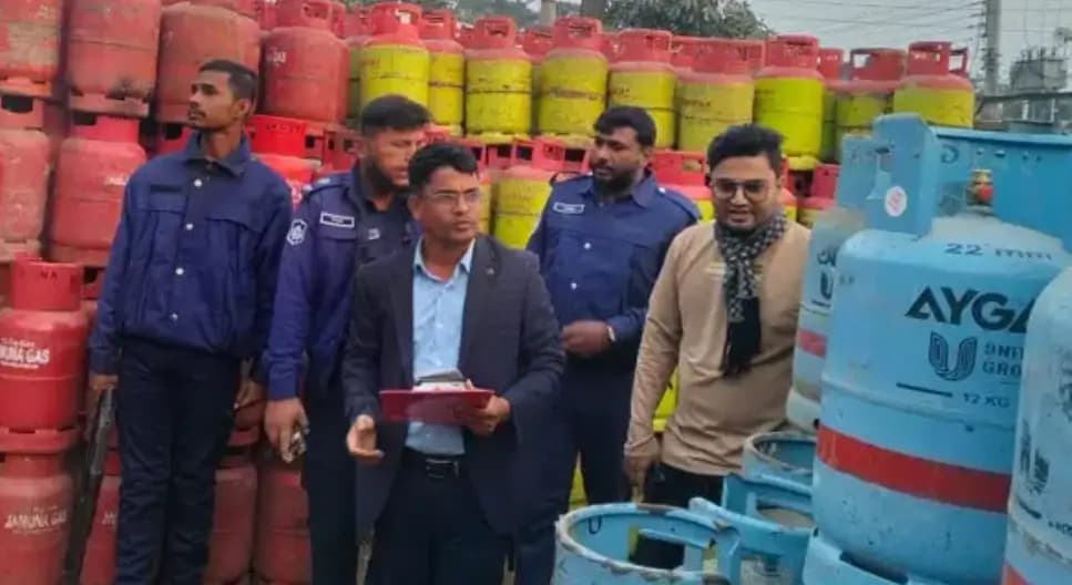 বেশি দামে গ্যাস সিলিন্ডার বিক্রি, দুই ব্যবসায়ীকে ৩৫ হাজার টাকা জরিমানা