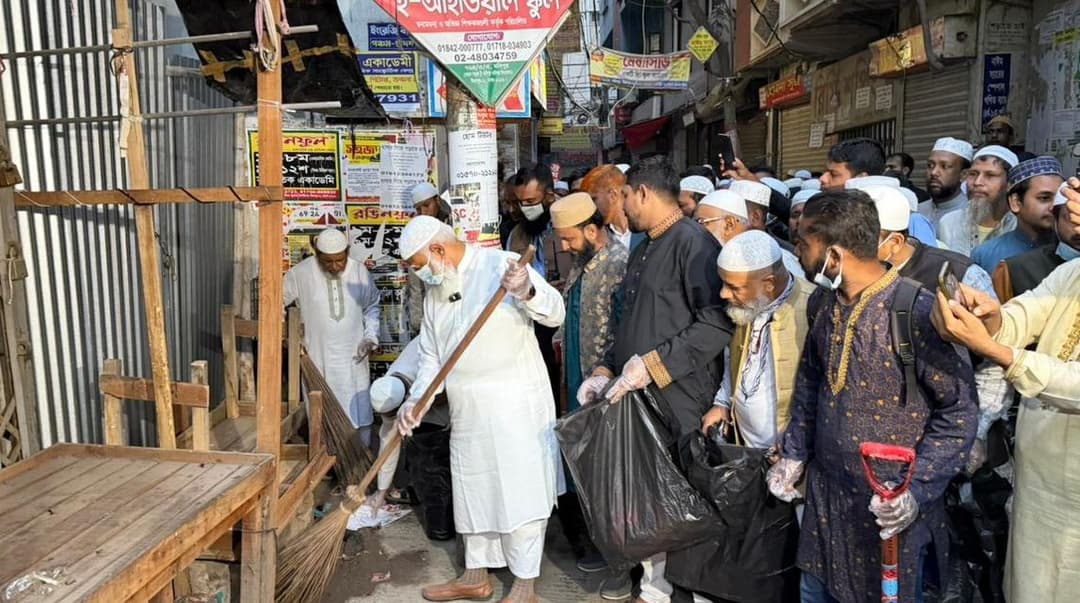 ক্লিন ঢাকা গ্রিন ঢাকা: রাস্তায় ঝাড়ু হাতে জামায়াত আমির