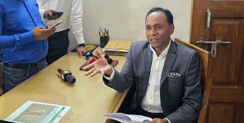 সকালে অফিসে প্রতিমন্ত্রী কায়সার কামাল, নেই কোনো কর্মকর্তা