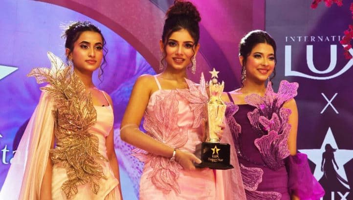 লাক্স সুপারস্টার হলেন বর্ণিতা