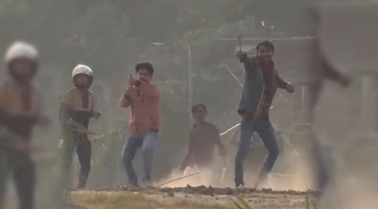 প্রকাশ্যে অস্ত্র উঁচিয়ে গুলিবর্ষণ, আতঙ্কে এলাকাবাসী