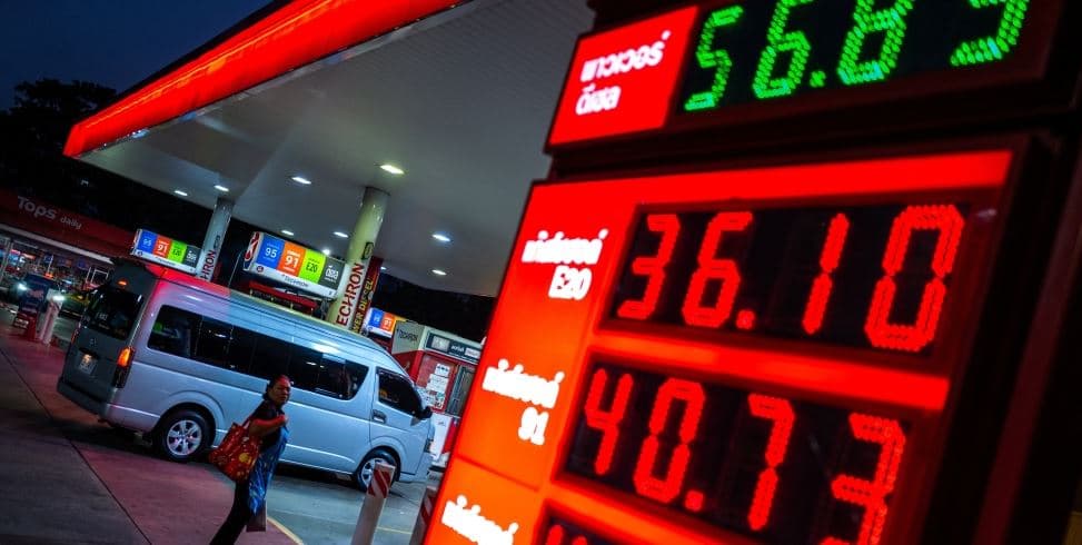 জ্বালানি সংকটে মালয়েশিয়ায় সরকারি কর্মীদের ‘ওয়ার্ক ফ্রম হোম’ ঘোষণা