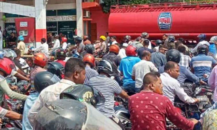 তেলের অবৈধ মজুদ-পাচারকারীর তথ্য দিলেই লাখ টাকা পুরস্কার