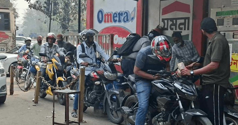 তেলের জন্য সকালেই দীর্ঘ লাইন, রাইড শেয়ার চালকদের জন্য ৫ লিটার সীমা