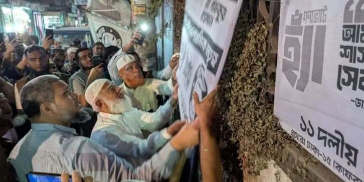 নিজ হাতে নির্বাচনি ব্যানার-পোস্টার সরালেন জামায়াত আমির