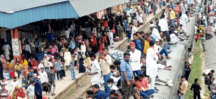 তিল ধারণের ঠাঁই নেই ঢাকাগামী ট্রেনে