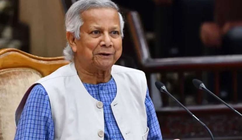 লাল পাসপোর্ট হস্তান্তর করেছেন মুহাম্মদ ইউনূস