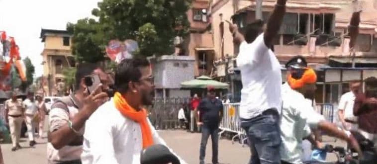 মমতার বাড়ির সামনে বিজেপি সমর্থকদের ‘জয় শ্রী রাম’ স্লোগান