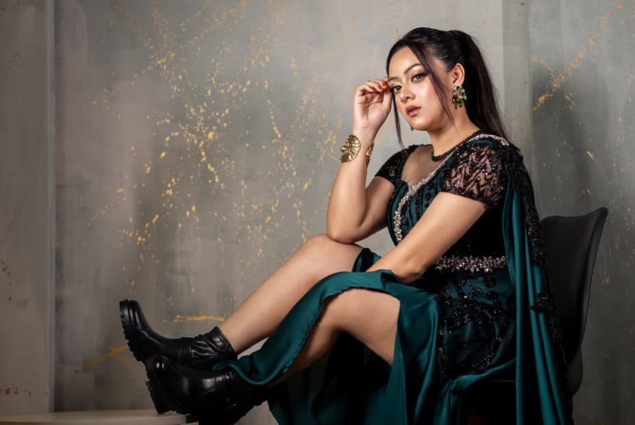 সবুজ গাউনে গ্ল্যামারাস সাজে দীঘি