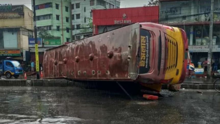 নিয়ন্ত্রণ হারিয়ে ডিভাইডার ভাঙল বাস, বিপরীতমুখী সংঘর্ষে নিহত ৪