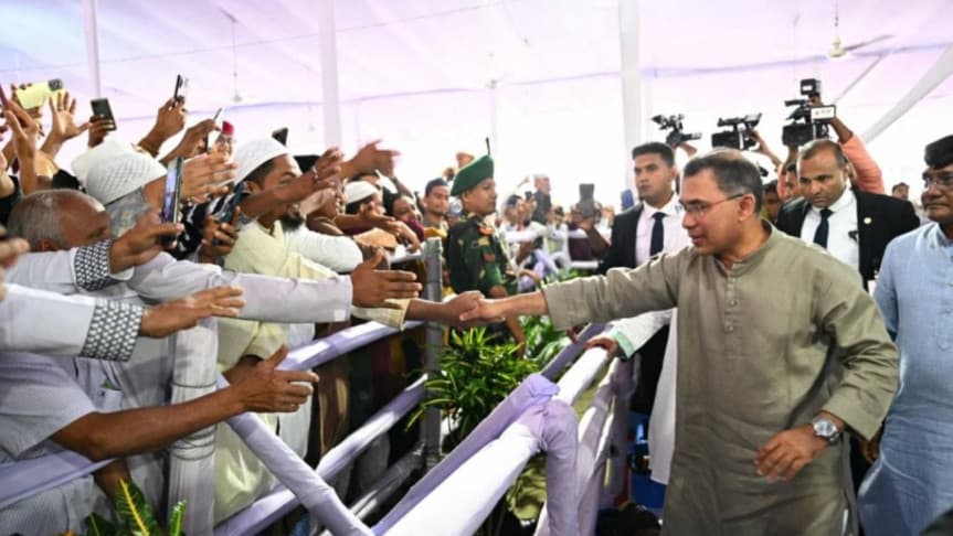 জাতীয় ঈদগাহে মুসল্লিদের সঙ্গে প্রধানমন্ত্রীর শুভেচ্ছা বিনিময়