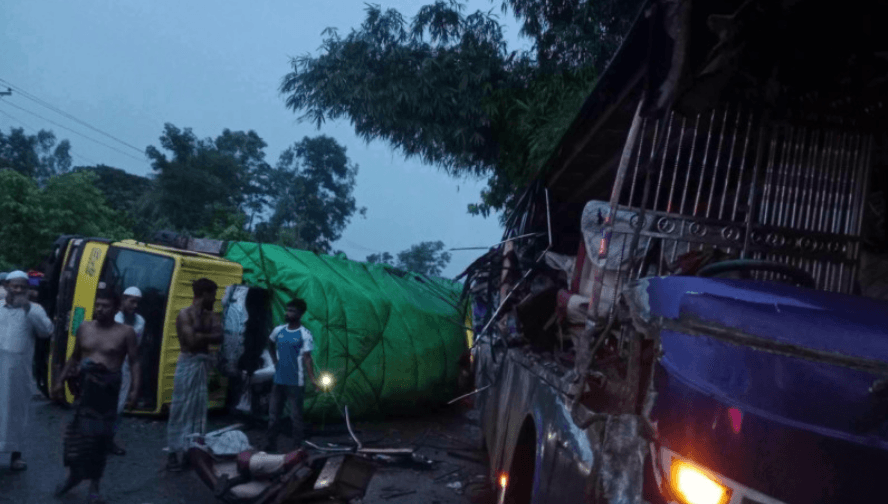 কুমিল্লায় বিকল ট্রাকের পেছনে বাসের ধাক্কা, নিহত ১