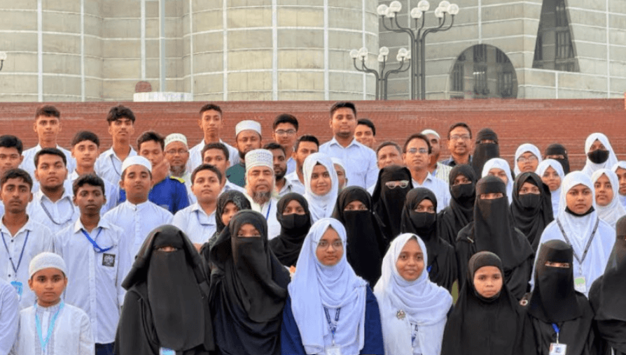 ১৫৩ মেধাবী শিক্ষার্থীকে সংসদ ভবন ঘুরিয়ে দেখালেন হাসনাত আব্দুল্লাহ