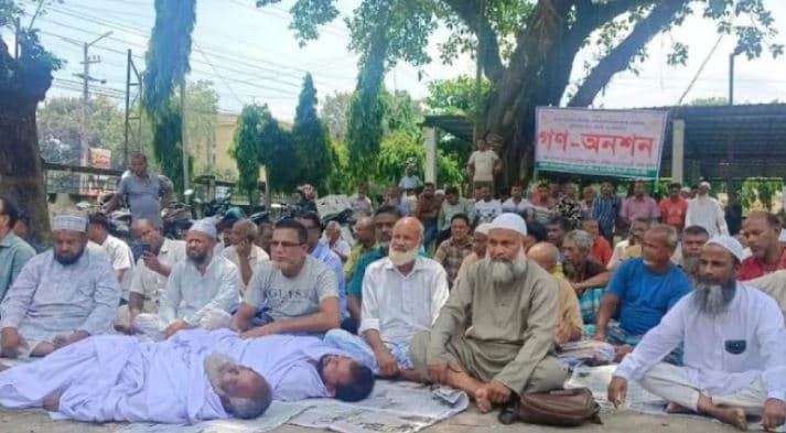 হিমাগার ভাড়া কমানোর দাবিতে কাফনের কাপড় পরে আলুচাষিদের গণ-অনশন