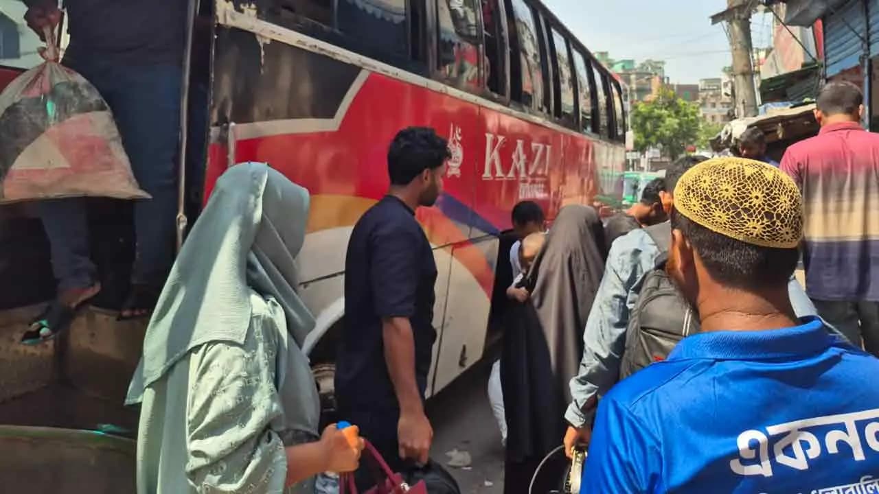 ঈদের ছুটি শেষে রাজধানীমুখী মানুষ