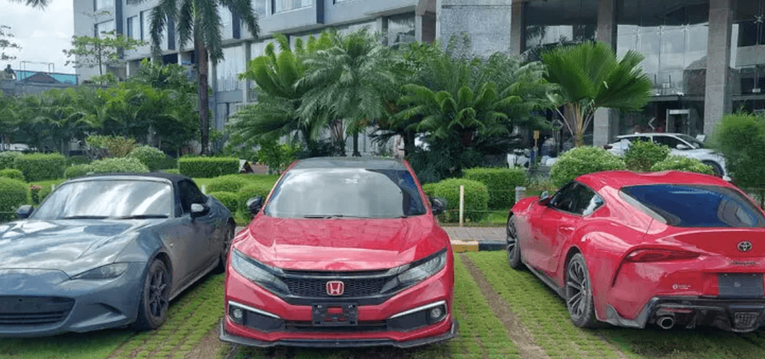কাগজপত্র নেই, বাবার উপহার বলা তিন বিলাসবহুল গাড়ি জব্দ