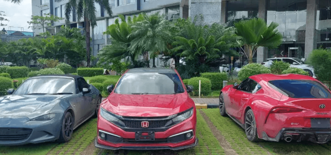 কাগজপত্র নেই, বাবার উপহার বলা তিন বিলাসবহুল গাড়ি জব্দ