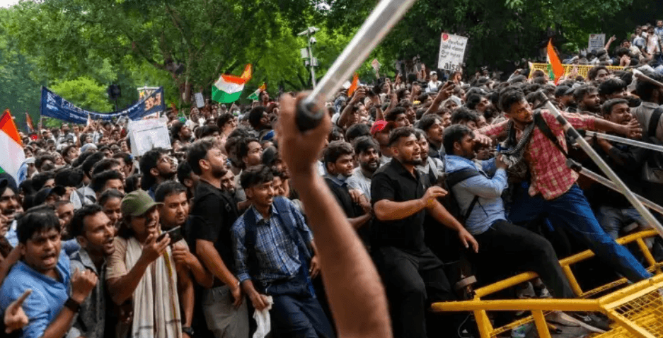 ৮ হাজারের প্রস্তুতি, ৫০ হাজারের বেশি বিক্ষোভকারীর ঢলে নিয়ন্ত্রণ হারায় দিল্লি পুলিশ
