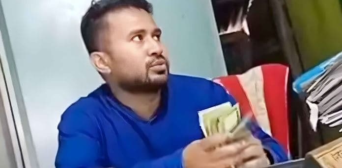 অফিসে বসে ঘুষের টাকা গুনছিলেন ভূমি কর্মকর্তা, অতঃপর…