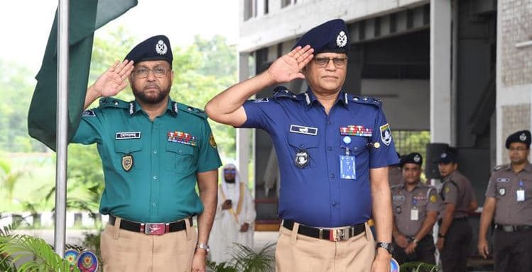 নতুন পোশাকে পুলিশ