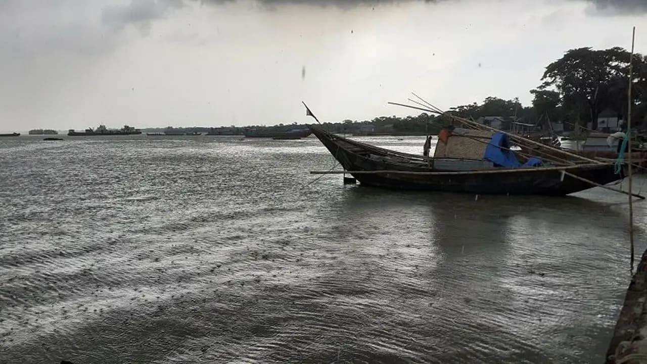 ঝড়-বৃষ্টির আভাস, সাত অঞ্চলের নদীবন্দরে সতর্কতা