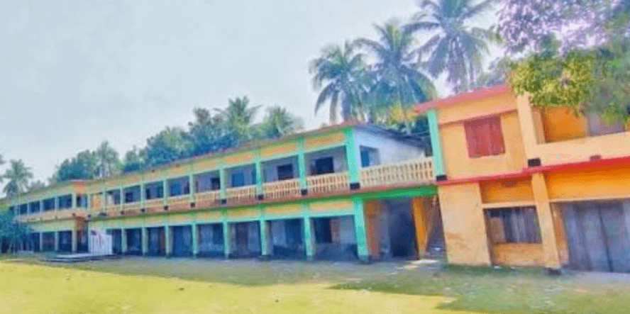 বিদ্যালয়ের বাথরুম থেকে হাত-পা বাঁধা অবস্থায় নবম শ্রেণির ছাত্রী উদ্ধার