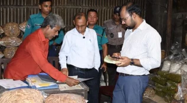 খাদ্যে পোড়া তেল ও ক্ষতিকর উপাদান, চট্টগ্রামে ৪ প্রতিষ্ঠানকে জরিমানা