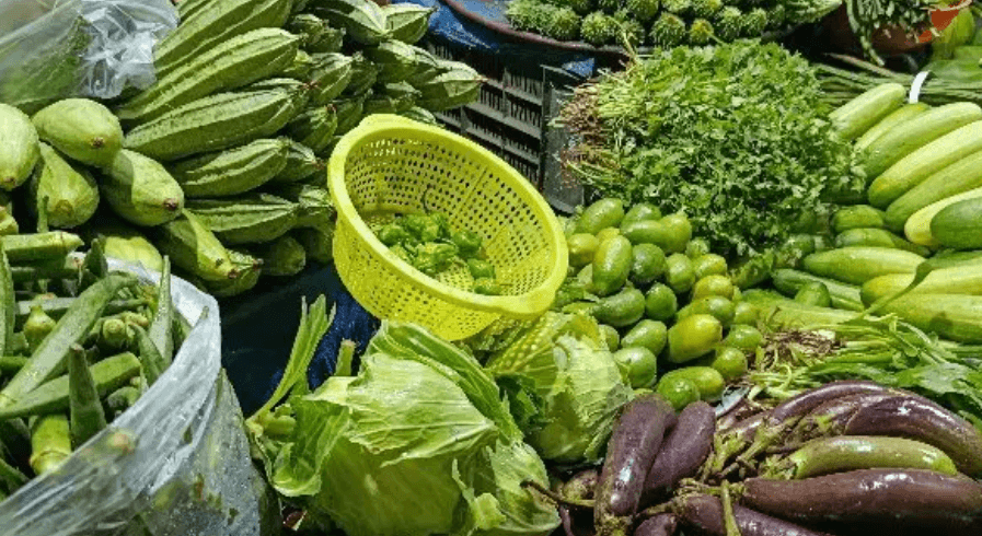 দাম বাড়লেও সরবরাহ স্বাভাবিক হয়নি সয়াবিন তেলের, চড়া ডিম-মুরগির দাম