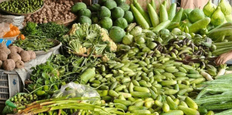 বাজারে শীতের সবজি, টমেটো ১৬০ টাকা, শিম ১৪০-দামে অস্বস্তি
