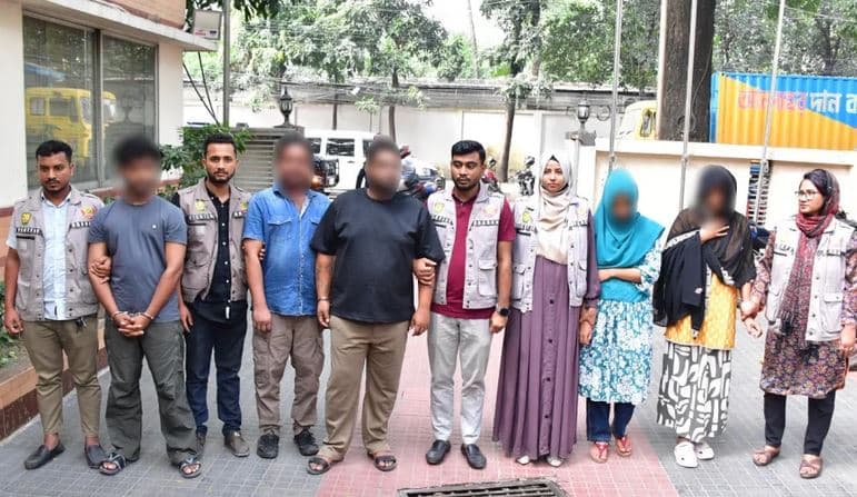 ফেসবুকে প্রেমের ফাঁদে বিত্তবান পুরুষ, বাসা-হোটেলে নিয়ে ব্ল্যাকমেইল করে অর্থ আদায়