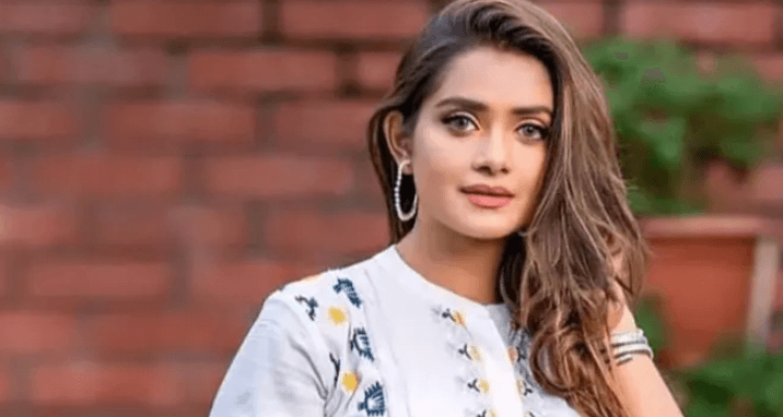 অল্পের জন্য সড়ক দুর্ঘটনা থেকে রক্ষা পেলেন তানজিন তিশা