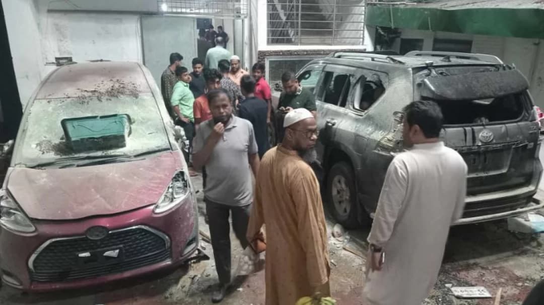 শিক্ষামন্ত্রীর বাসায় হামলা, গাড়ি ভাঙচুর