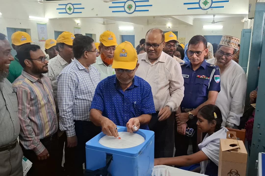 টাইফয়েড প্রতিরোধে কুষ্টিয়ায় টিকাদান কর্মসূচি শুরু