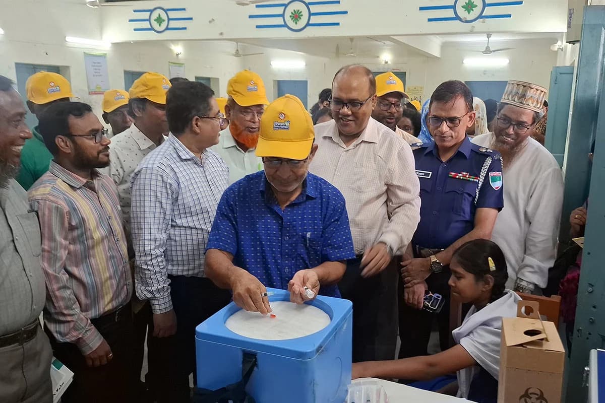 টাইফয়েড প্রতিরোধে কুষ্টিয়ায় টিকাদান কর্মসূচি শুরু