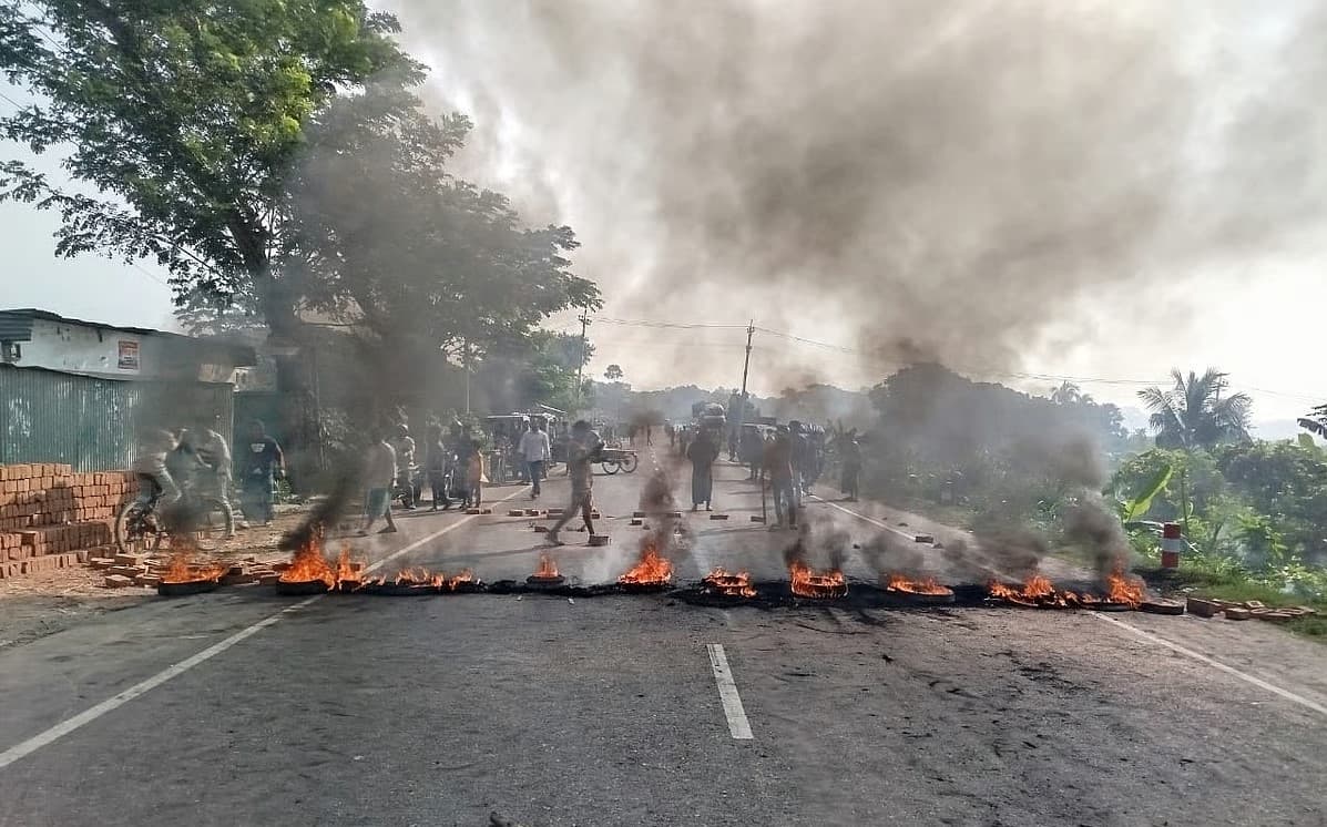 ফরিদপুরে আগুন জ্বালিয়ে দুই মহাসড়ক অবরোধ, যানবাহন চলাচল বন্ধ