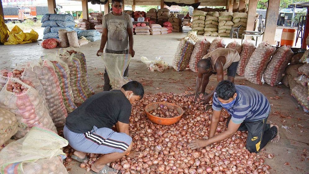 সীমান্তে পচছে ৩০ হাজার টন ভারতীয় পেঁয়াজ